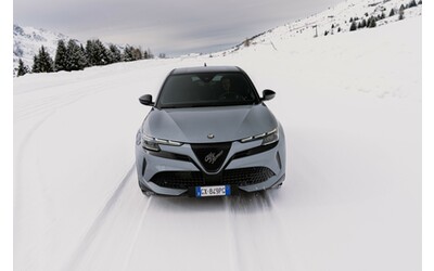 Alfa Romeo Junior Ibrida Q4: ora la gamma è completa