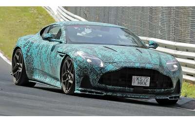 Aston Martin al lavoro su una DB12 ancora più potente. Le foto spia