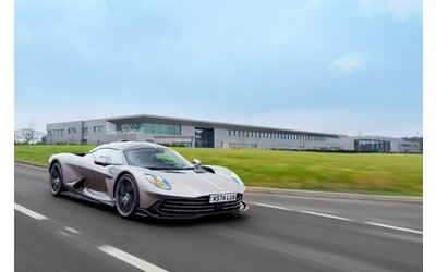 Aston Martin Valhalla vicina al debutto: ultimi test su strada ed in pista