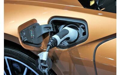 Auto ibride Plug-in, T&E attacca: emissioni reali 5 volte superiori ai dati ufficiali