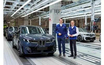BMW iX3, nella iFactory di Debrecen parte la produzione del SUV elettrico