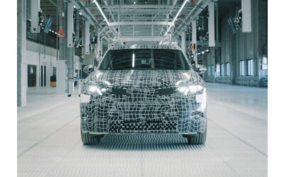 BMW Neue Klasse: la produzione pre-serie partita a Debrecen