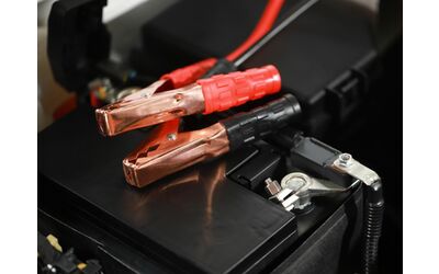 Bosch C30 il caricabatterie per auto e moto che prolunga la vita della batteria