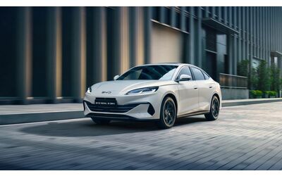 BYD è sempre più leader nell’elettrico: aumenta il vantaggio su Tesla nel 2025