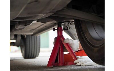 Con questi due accessori in offerta puoi lavorare comodamente sotto la tua auto