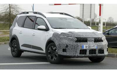 Dacia Jogger, si avvicina il restyling. Test in corso | Foto spia