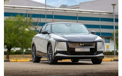 DS N°8: il crossover elettrico di lusso che nasce a Melfi. Prezzi da 58.900 euro
