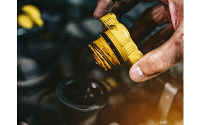 Ecco le soluzioni pi economiche per effettuare il cambio dell olio senza sollevare il veicolo