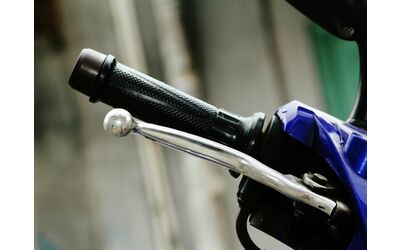 Guidare la moto in inverno: ecco una soluzione pratica per affrontare pioggia e freddo