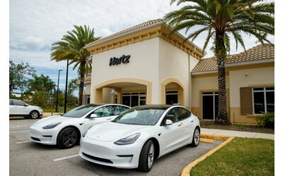 Hertz: fine della corsa per i suoi veicoli elettrici. Una lezione costosa