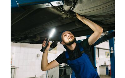 Illuminazione perfetta per ogni lavoro: scopri l’offerta sulla lampada snodabile BETA