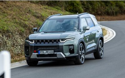 KGM Torres HEV debutta in Italia: caratteristiche e prezzi del SUV ibrido