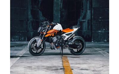 KTM 990 DUKE con la Model Year 2026 una livrea celebrativa