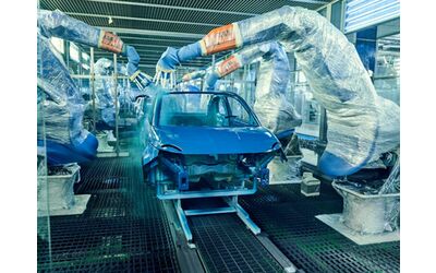 La produzione industriale italiana cresce (lentamente), ma il settore auto è ancora in calo