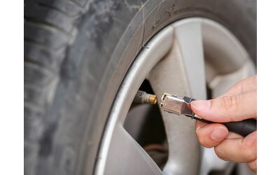 Manometro manuale o compressore portatile: cosa scegliere per gonfiare le gomme