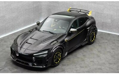 Mansory trasforma la Ferrari Purosangue: stile estremo con vestito in carbonio nero