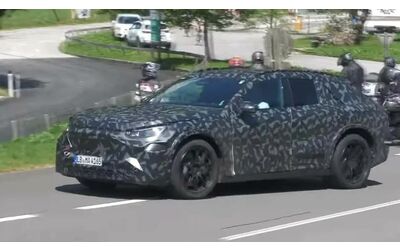 Mercedes-AMG, il super SUV elettrico pizzicato su strada | Video