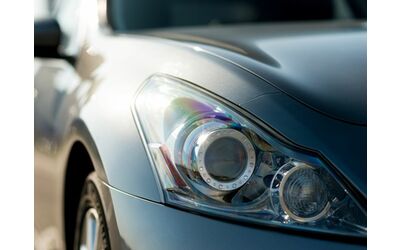 Migliora la visibilità dei fari della tua auto con questa pasta lucidante