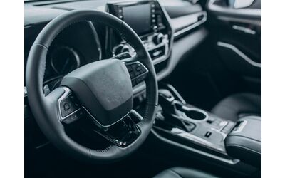 Migliora lo stile e il comfort dell abitacolo della tua auto con questi due pratici accessori