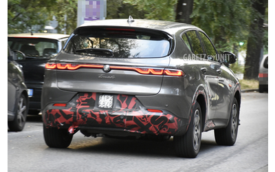 Nuova Alfa Romeo Tonale 2026, le foto spia del restyling: ecco come cambia