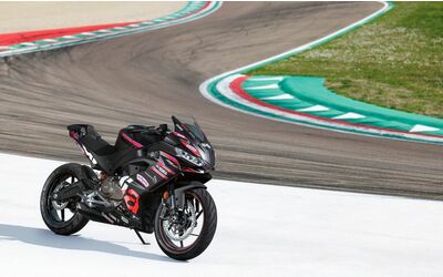 Nuova Aprilia RS 457 Replica si presenta ad EICMA: livrea racing e quick shifter di serie