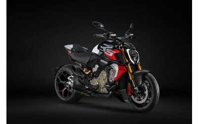 Nuova Ducati Diavel V4 RS, prestazioni senza compromessi: da 0 a 100 km/h in soli 2,5 secondi