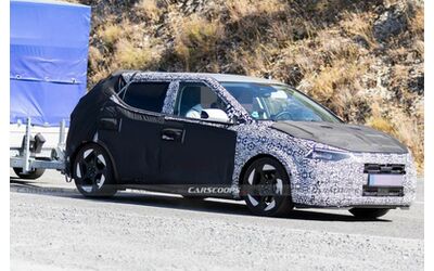Nuova Hyundai i20 2027, la quarta generazione è già su strada per i test. Ecco le ultime foto...