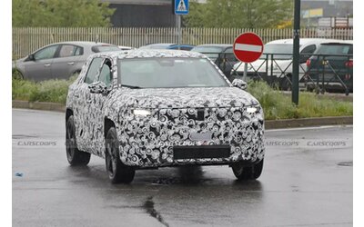 Nuova Jeep Compass si fa vedere su strada. Ibrida ed elettrica, presto al debutto