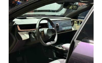 Nuova Mazda CX 6e interni e bagagliaio del SUV elettrico