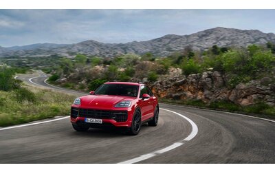 Porsche, le vendite delle elettriche calano: continuerà a sviluppare le auto a benzina