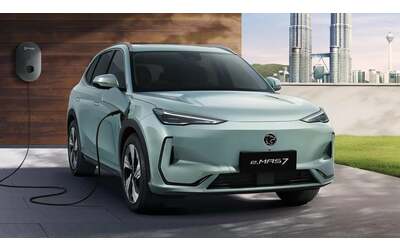 Proton e.MAS 7: svelato il SUV elettrico su base Geely