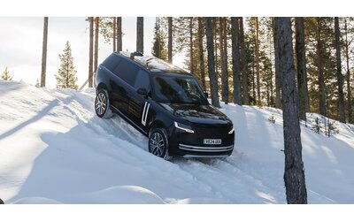 Range Rover elettrica in arrivo e avrà una maxi batteria. Nuove foto dei test invernali