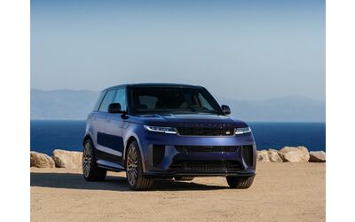Range Rover Sport SV, foto spia mostrano il restyling del SUV in azione al Nürburgring