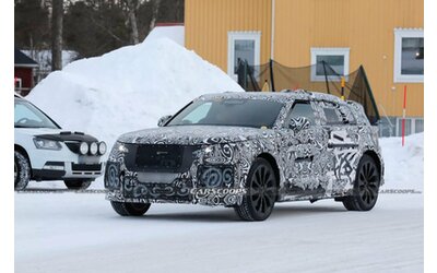 Range Rover Velar 2026, la nuova generazione elettrica spiata su strada