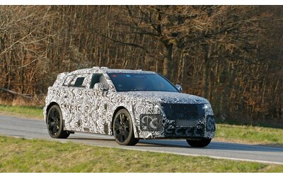 Range Rover Velar EV 2027: pizzicata su strada l'erede elettrica del SUV inglese