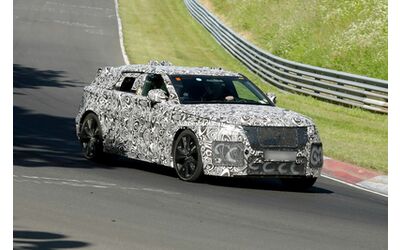 Range Rover Velar non è in pensione: il successore elettrico avvistato al Ring. Foto spia