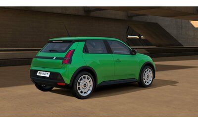Renault 5, arriva il modello con batteria da 40 kWh: i prezzi si abbassano
