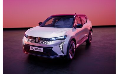 Renault Scenic elettrica, tempo di novità. Guida One Pedal e ricarica bidirezionale