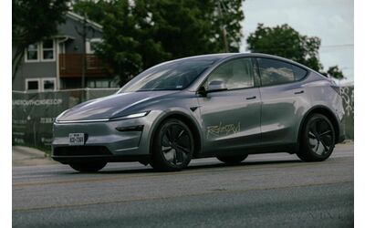Tesla cambia strategia per i Robotaxi ad Austin: arriva una persona al posto di guida