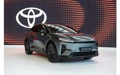 Toyota amplierà la sua gamma di auto elettriche, ma intanto ridimensiona le stime