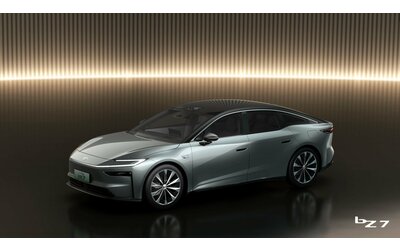 Toyota presenta una berlina elettrica in Cina con Huawei HarmonyOS: la bZ7