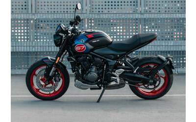 Triumph presenta la nuova Trident 660 Triple Tribute Edition 2025