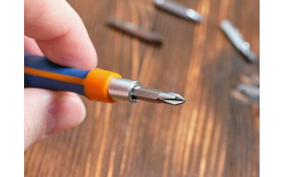 Troppi attrezzi in giro Questo cacciavite intelligente li sostituisce tutti