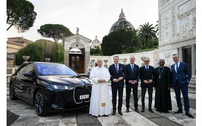 Una BMW iX60 per Papa Leone XIV un nuovo SUV elettrico nel garage del Vaticano