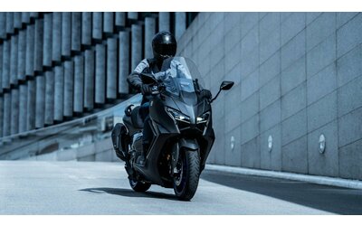 Yamaha TMAX 2025, il maxi scooter si evolve: ecco cosa cambia