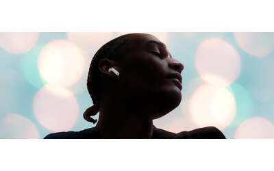 Apple AirPods 4 con audio spaziale personalizzato e chip H2 al 20 in meno