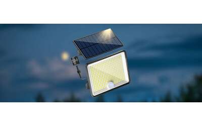 Con 348 LED questo faro solare illumina a giorno: prezzo ASSURDO (12,74€)