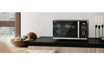 Forno a microonde Sharp: potentissimo e con barbecue integrato, sconto record su Amazon (-35%)