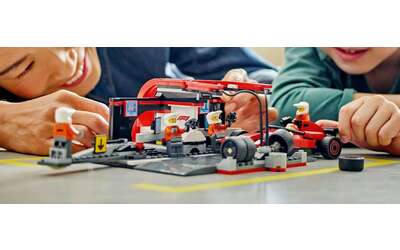 Idea regalo per Pasqua? Il set LEGO City Pit Stop e Meccanici con monoposto Ferrari