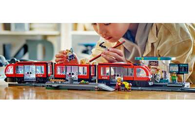 Idea regalo top: il Tram LEGO City con fermata e accessori oggi va in DOPPIO SCONTO